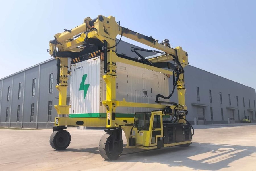 BESS konteyneri taşıyan elektrikli straddle carrier